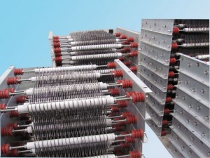 中性點接地式電阻柜，就是在電網(wǎng)中性點與地之間串聯(lián)接入某一電阻器。適當選擇所接電阻器的阻值，不僅可以泄放單相接地電弧后半波的能量，從而減少電弧重燃的可能性，抑制電網(wǎng)過電壓的輻值，還可以提高繼電保護裝置的靈敏度以作用于跳閘，從而有效保護系統(tǒng)正常運行。
